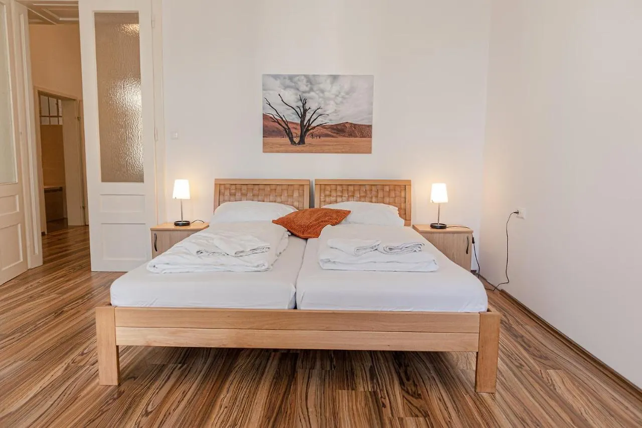 Bright & Stylish, 2 Neighboring Apartments - 4Brs contacte