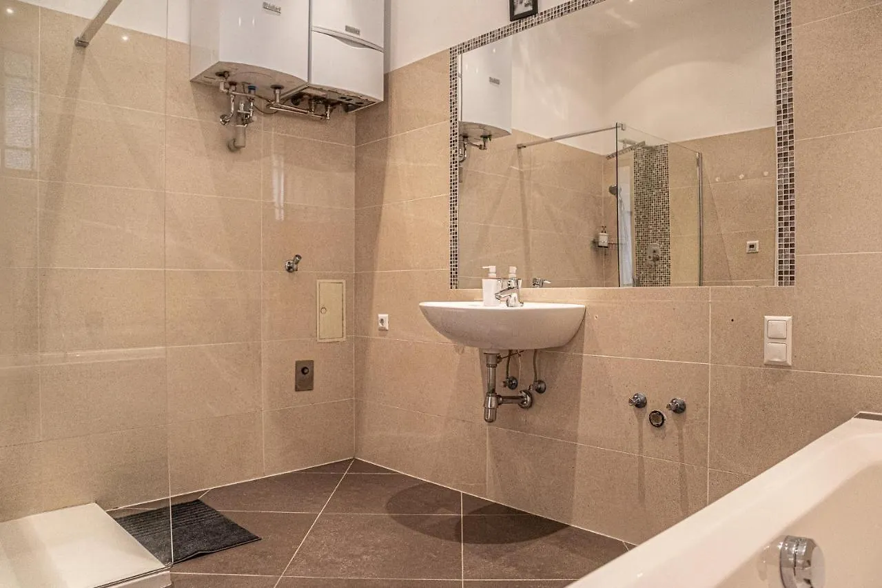 וינה Bright & Stylish, 2 Neighboring Apartments - 4Brs אוסטריה